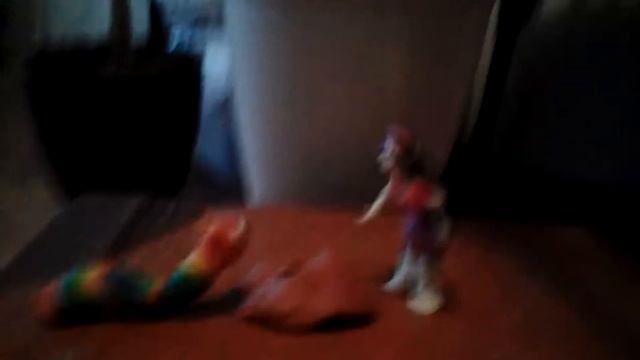 Как Полина зовёт гусеницу Чику смотреть онлайн