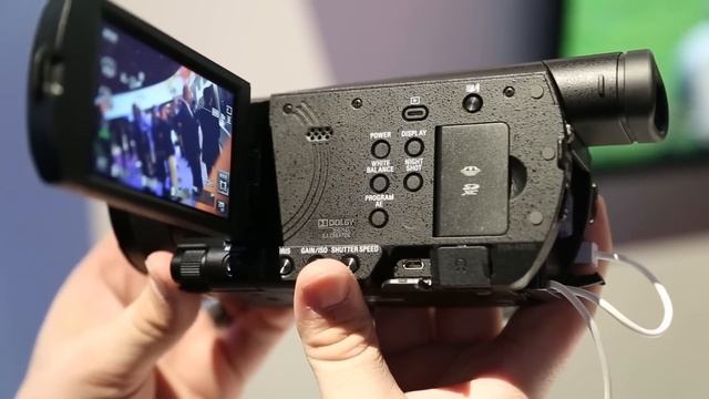 Sony 4K Handycam Hands-On And Overview (CES 2014) смотреть онлайн