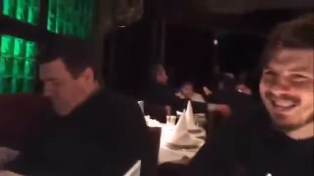 Дмитрий Шилов празднует победу в баре Жигули