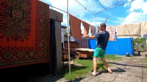 Выбиваю ковры от пыли, грязи и шерсти выбивалкой для ковров ? Как чистить ковры без пылесоса