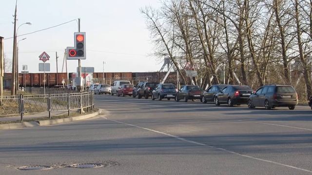 "Долгий" ж/д переезд на улице Советской Армии во Пскове. Грузовой поезд смотреть онлайн