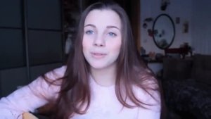 Очень милая девушка, красиво поет под гитару