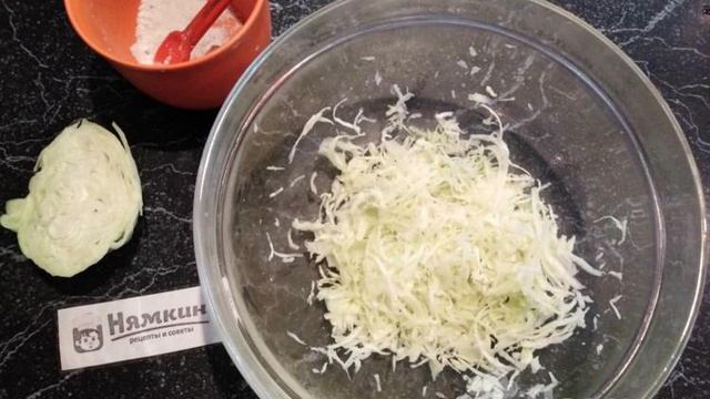 Салат с капустой, морепродуктами и вареными яйцами