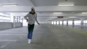 Классный танец на парковке - невероятная пластика