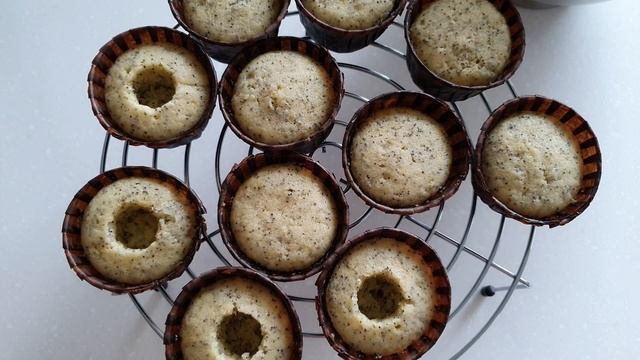 МАКОВЫЕ КАПКЕЙКИ с ЛИМОННЫМ КУРДОМ и МЕРЕНГОЙ? Poppy seed cupcake recipe смотреть онлайн