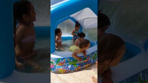 Лето! Жара! Мы купаемся в бассейне!