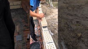 Кладка облицовочного кирпича под пруток раствор используем с добавлением сажи.