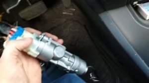 Заклинил замок заводим отверткой может быть  с каждым !!