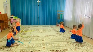 Танец с ленточками «Радужный город»