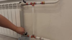как слить воду из радиатора отопления