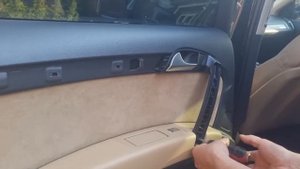 Демонтаж задней карты двери Audi Q7 4l