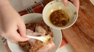 Куриные бедра в духовке в фольге — видео рецепт