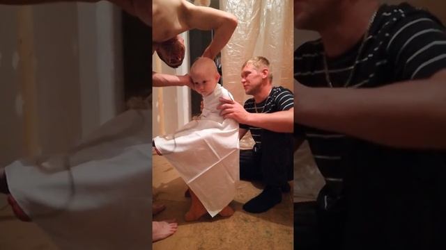 Девочку подстригли на лысо)