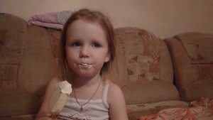 Двухлетняя девочка есть мороженое и засыпает...