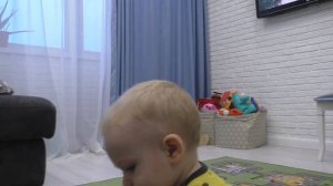 Малыш Саша играет и выбирает профессию массажист