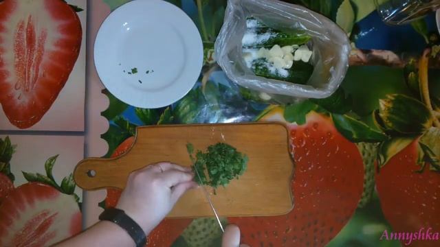 Хрустящие малосольные огурцы в пакете. Огурцы сухого посола. Закуска из огурцов