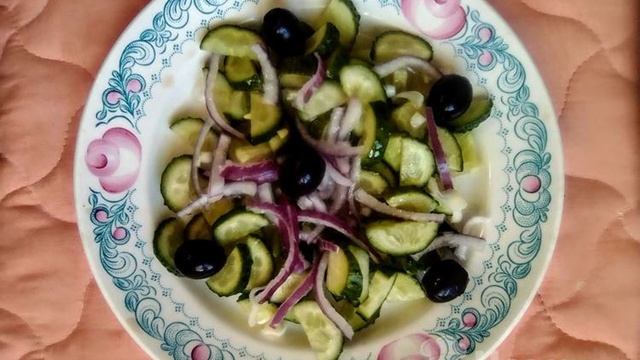 Весенний салат со свежим огурцом и маслинами