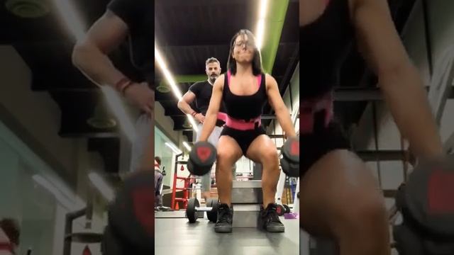 Sentadilla step up con mancuernas  para gluteos y piernas . Karmen García pro fit