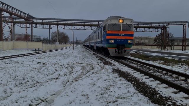 Перегон Лида-Гутно.Дизель-поезд ДР1А-303 близ лидской ТЭЦ. смотреть онлайн
