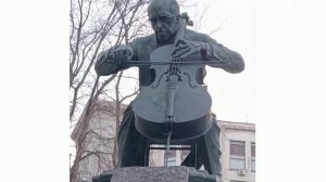 Памятник Мстиславу Растроповичу.Москва