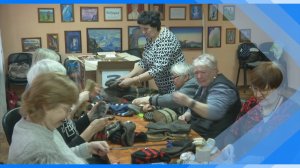 14.02.2024  В Киселевске в Доме общественных организаций вяжут носки для бойцов СВО