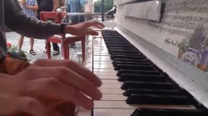 Парень круто играет на пианино Рок н ролл