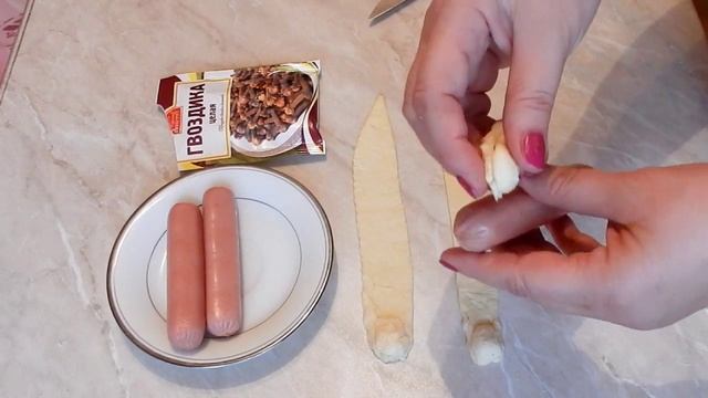 Сосиска в слоёном тесте змейка украшение блюд смотреть онлайн