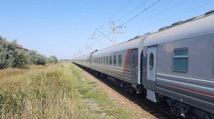 ВЛ10-1869 С ПОЕЗДОМ МОСКВА-ЕВПАТОРИЯ ПРОСЛЕДУЕТ ПЛАТФОРМУ 54 КИЛОМЕТР + ПРИВЕТЛИВАЯ БРИГАДА! [КЖД]