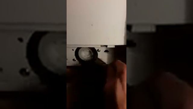 Стиральная машина INDESIT. Как открутить сливную крышку. Сливная крышка у стиральной машины indesit