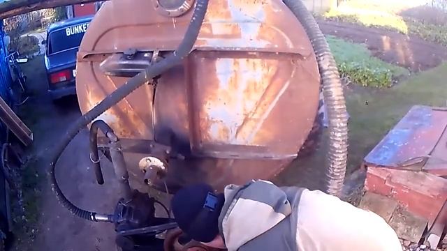 Качаю нефть. Или работаю дома на т-25 с вакуумным заправщиком. смотреть онлайн