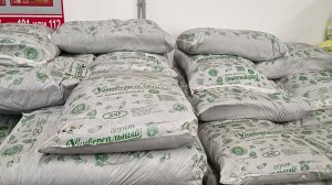 Покупка универсального грунта на основе торфа. Магазин " Светофор" .