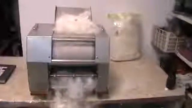 1. Чешем шерсть кролика! Бытовая чесальная машина. Машина для чёски шерсти. смотреть онлайн