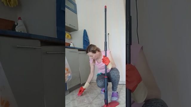 МОЮ ПОЛЫ ГУБКОЙ ДЛЯ МЫТЬЯ ПОСУДЫ!??? #лайфхаки #уборка #клининг #уборкакухни