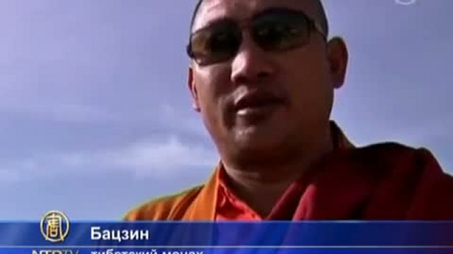 Тибетские монахи молятся за души жертв землетрясения