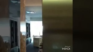 Девушка зошла лифт ана пёрнула пацаны зашли лифт панюхали пацан паёт девушка пердят