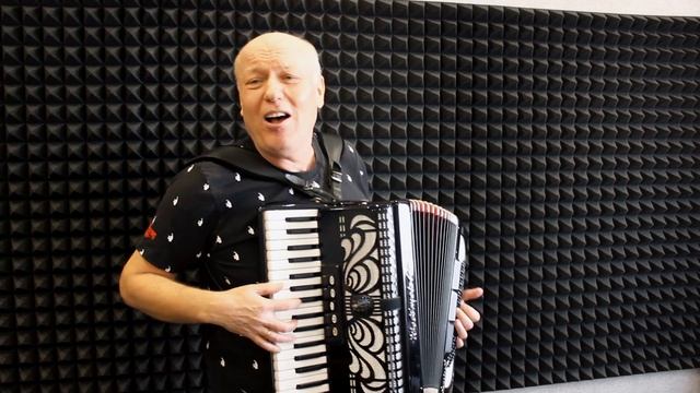 Моя бабушка курит трубку / Аккордеонист.