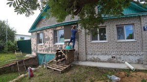 Клеим фасадную сетку.Штукатурка дома