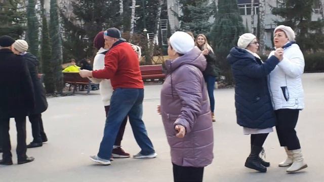Я иду к тебе навстречу!!!Танцы в парке Горького,март 2021. смотреть онлайн