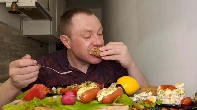 МУКБАНГ. ОБЖОР. САЛАТ ОЛИВЬЕ С КУРИЦЕЙ, САРДЕЛЬКИ ФАРШИРОВАННЫЕ СЫРОМ, КАРТОШКА С ГРИБАМИ. АСМР.
