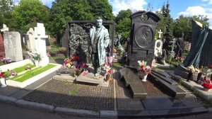 Новодевичье кладбище: путешествие во времени через монастырь, пруд и знаменитые могилы