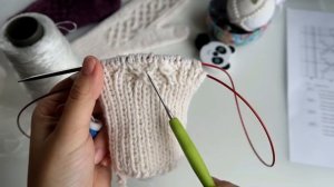 МК ВАРЕЖКИ СПИЦАМИ С КЛИНОМ ДЛЯ БОЛЬШОГО ПАЛЬЦА // С КРАСИВЫМ АРАНОМ // СХЕМА ПРИЛАГАЕТСЯ!