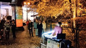 Музыкант и композитор Эдуард Назаров выступает на Невском проспекте в Санкт-Петербурге...