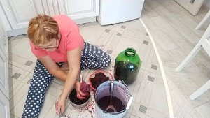Простой рецепт вина из черной смородины