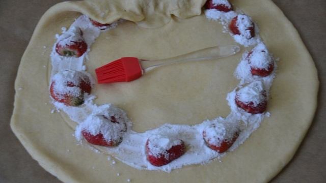 Дрожжевой пирог с клубникой
