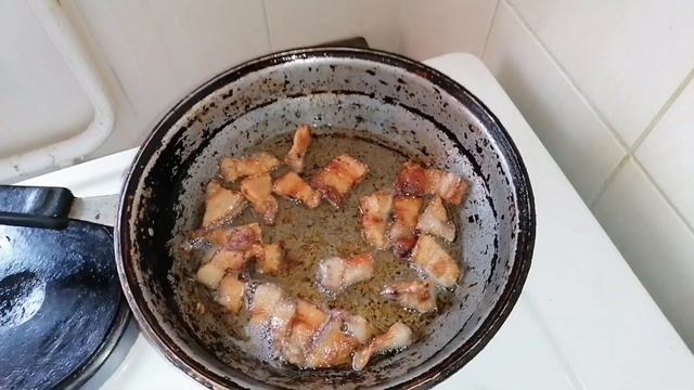 Если у вас есть кусочек сала, лук, помидорка и яйца, то будет прекрасный завтрак. Побалуйте себя. смотреть онлайн