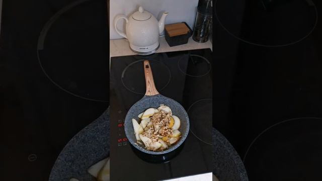 Салат с грушей и индейкой. Видеорецепт.