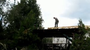 Четырех скатная крыша с окном и чердачной комнатой.