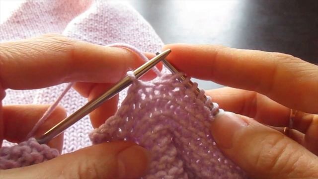 Простая футболка спицами для начинающих