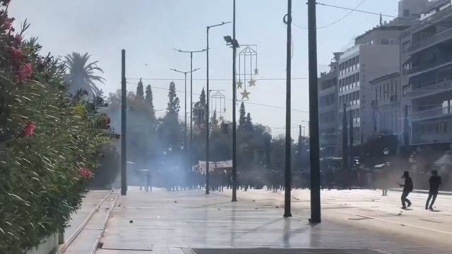 Протесты и столкновения проходят сейчас в Афинах перед зданием греческого парламента