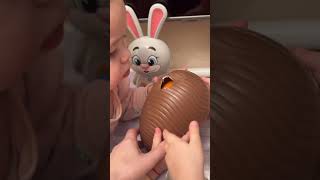 Ева и Фло открывают огромное киндер яйцо Kinder chocolate #Shorts